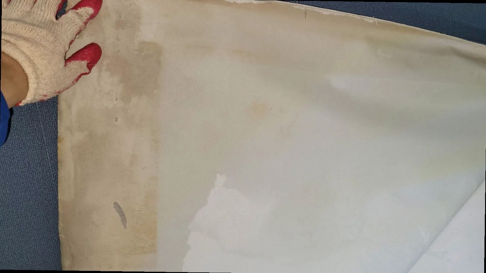 대전 중구 누수탐지 벽지 들뜸과 벽면 얼룩의 발생 범위를 확인하는 모습